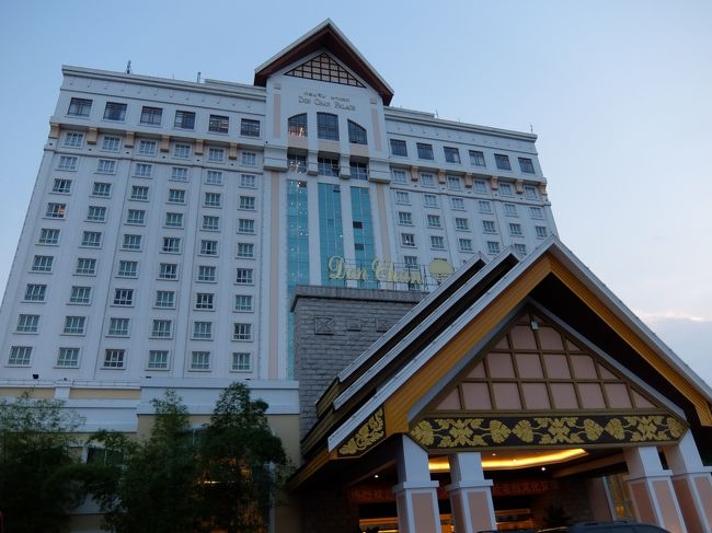 ビエンチャンで宿泊した、ドンチャンパレス<br /><br />メコン川沿いに立っています。