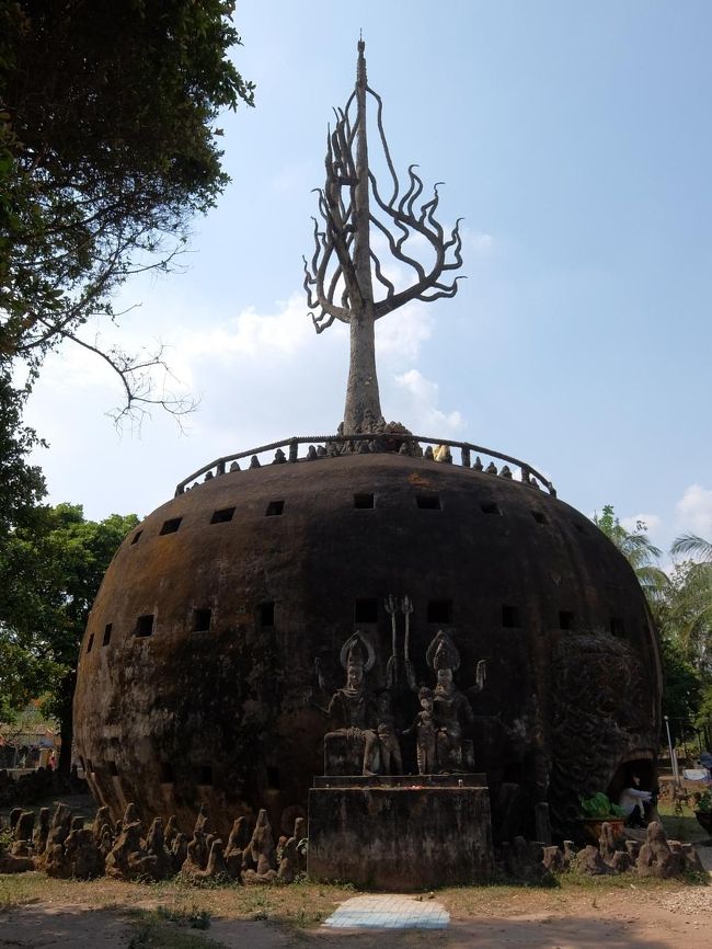 この大きなカボチャ？みたいな建物には、中に入り、登ることが出来ます。<br />中側と外側（といっても内部です。）と２箇所階段がありますが、細かったり段差があったり狭かったりします。<br />頂上は、踏み外すと落ちそうです・・・<br />