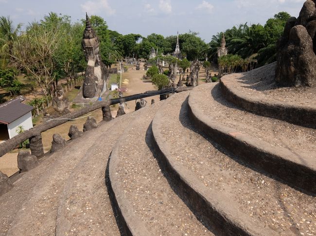 頂上より。<br /><br />踏み外したら大変そうです。