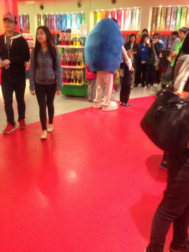 お腹がいっぱいになったので、<br />LeicesterSquareからPiccadilly界隈まで散歩。<br />高校生の時に初めてひとり旅したのがイギリスで、<br />泊まってたホテルはショッピングモールなってた。<br />懐かしいな。<br />Chinatownのm&amp;msには青いチョコがいました。