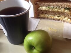 5月14日ロンドン→革命へ→のち、カレドニアンスリーパー


早起きして支度して、St.PANCRAS駅でスーツケースを預ける。

そこそこの出費。

ホテルチェックアウトする時はまだ早くてキッチンがあいてなかったので、
ここの駅のプレタマンジェで朝ごはん。

目の前にはお寿司屋さんがあった。

そして地下鉄で移動してNational Gallery へ。


高校生の時に見たレオナルドダビンチのスケッチ画。
今まで見てきたどの絵画よりも素晴らしくて、
鳥肌が立つ。


それからちょっとしたトラブルのために一旦外に出て、
歩いてPiccadillyのBOOTSへ行く。
あんまり時間ないから小走り。
遠かった〜。

それから戻って中のカフェでランチ。
そのあと時間ギリギリまで鑑賞して劇場へ。

