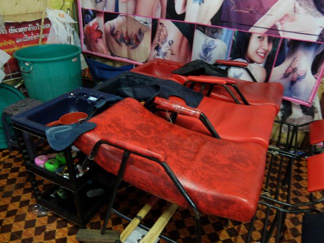 特に買うものもなかったので、ガイドさんに教えてもらって<br />ラオスシャンプー体験。<br /><br />交渉ベースですが、２ドルでやってもらいました。<br />冷たいお水でのシャンプー<br />汗だくだくだったので、気持ちよかったです。<br />ちゃんと乾かしてくれます。<br /><br />おかげで深夜便でしたが、ホテルに戻ってシャワーを浴びるときには<br />シャンプーせずに済みました。