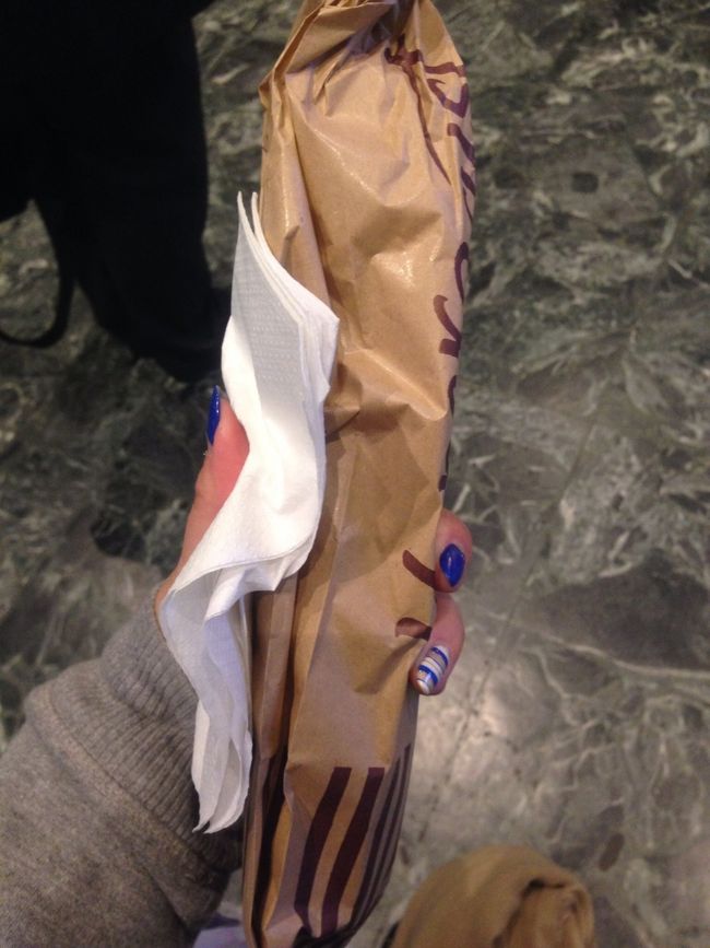 運動してお腹空いたので、バゲットのサンドイッチを買って、駅のベンチに座って食べる。