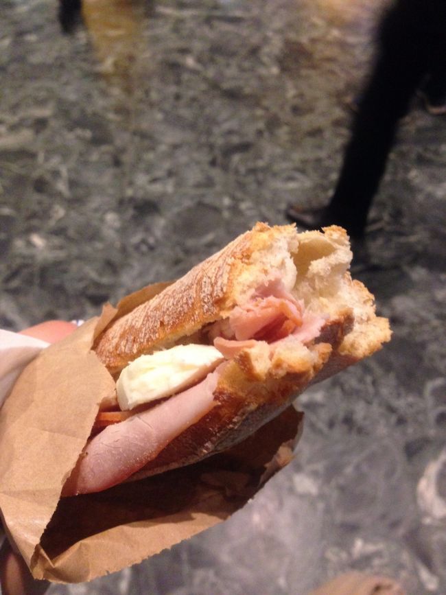 ハムとチーズのサンドイッチ。<br /><br /><br />今書いていて思ったけど、この光景寂しそうだけど、<br /><br />全然寂しくないから！<br />ほんとに！<br /><br />まわり見渡したら、みんな1人でお菓子とか食べてるし！