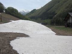 スキー場にもまだ雪が沢山残っています。