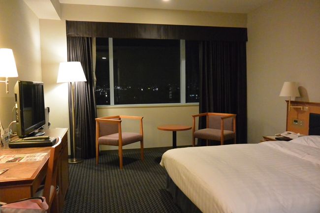 ホテル日航奈良の客室。<br /><br />広々していてシンプル家具で快適でした。<br /><br />37,000円／2泊