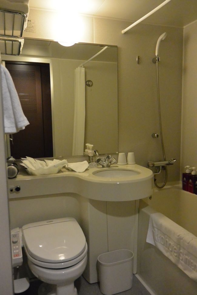 ホテル日航奈良のバスルーム。<br /><br />部屋は広々していたけど、バスルームはやや狭め。