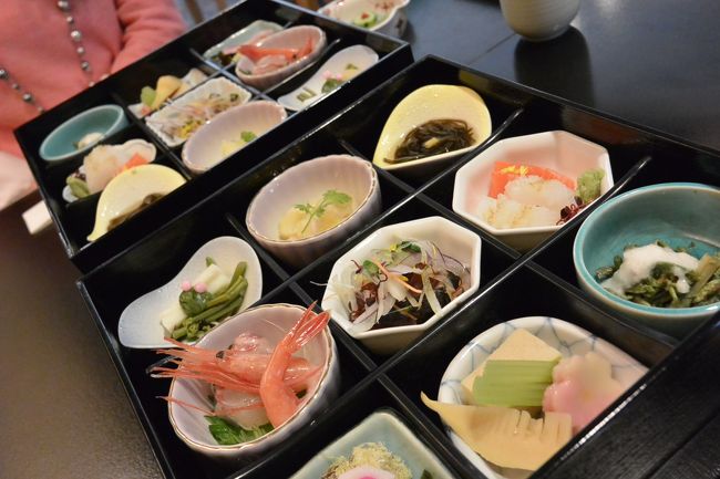 ホテル日航奈良の『和処よしの』<br /><br />桜の時期限定の『花見弁当』の前菜。