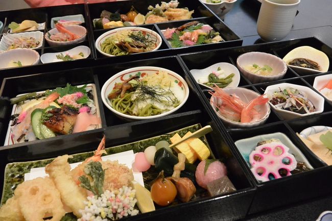 ホテル日航奈良の『和処よしの』<br /><br />桜の時期限定の『花見弁当』の前菜＆メイン。