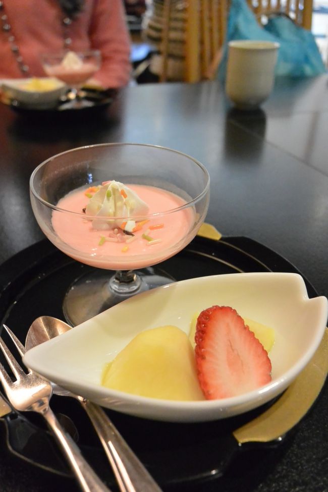 ホテル日航奈良の『和処よしの』<br /><br />桜の時期限定の『花見弁当』のデザートその１。