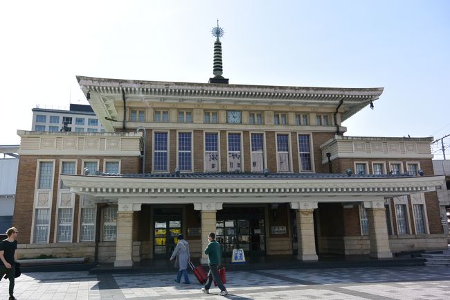 奈良でも友達との久々の再会をはたし、だんなとの待ち合わせ場所東大寺へ向かいます。<br /><br />昔はJR奈良駅の駅舎だった奈良市総合観光案内所。