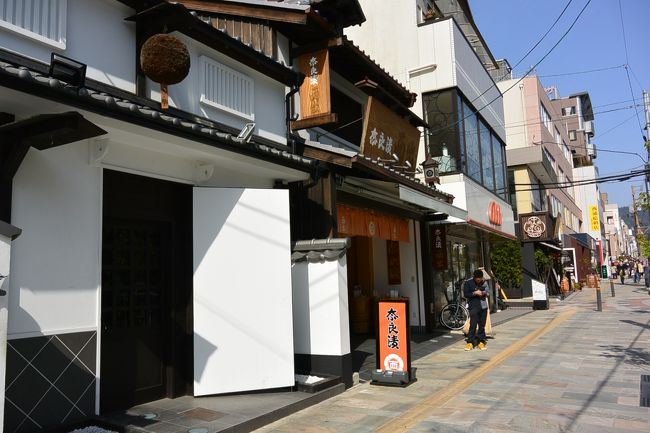 奈良駅前から伸びる三条通りをぶらぶら。