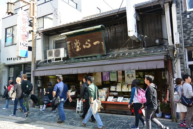 奈良駅前から伸びる三条通りをぶらぶら。