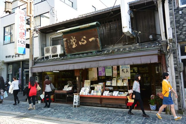 奈良駅前から伸びる三条通りをぶらぶら。