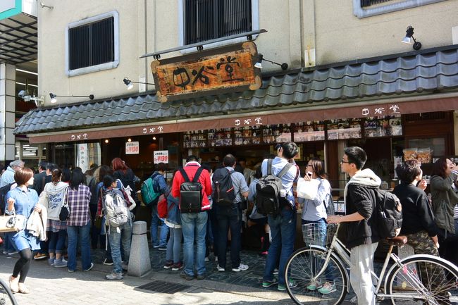 奈良駅前から伸びる三条通りをぶらぶら。<br /><br />外国の観光客で大賑わいの『中谷堂』<br /><br />前回はおせんべいを買ったけど、TVチャンピオンで優勝した高速餅つきで有名なお店のようです。<br /><br />http://www.nakatanidou.jp/