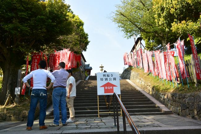 興福寺へ上ります。<br /><br />大阪に続き奈良も外国からの観光客がたくさん来ています。