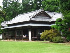 花菖蒲園は旧秋元別邸の庭の前にありました。
そのまま邸の庭に入ることができます。