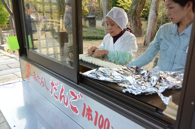 こちらのおだんご屋さんで、みたらしだんごを1本買いました。