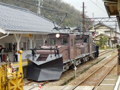 車窓をぼーっと眺めていたら、友人がこんなものを発見、そして慌てて下車。
この日はこの旧型機関車が特別公開されていたのだ！