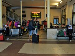 未明のハノイ駅構内。皆ここで明るくなるまで待つか、迎えの車やタクシーで外に出て行くか。一応freewifiらしいが全く繋がらず。