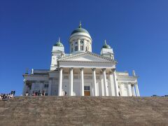 ルーテル派の総本山、ヘルシンキ大聖堂にやってきました。
今日も青と白が綺麗です。まさに国旗！

幅の狭い階段を上ります。傾斜が急で、怖い。