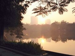 日が昇ったころ、ホアンキエム湖に到着。湖面に赤く染まった空が映って眩しい。