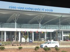 1時間ほど道を走ると左側に見えるのが、ハノイ・ノイバイ空港の新しく出来た国際線 。ちょうど次の日からの運用ということでまだ使われておらず。旧空港を見られるラスト一日というレアな日に当たりました。