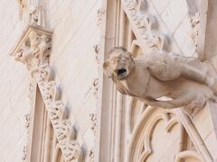 広場に　接してるセントジーン教会
Cathédrale Saint-Jean-Baptiste
でかくて　写真取れない！
１４世紀の教会らしい。