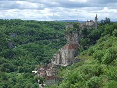 ロカマドール(Rocamadour)。アルズー渓谷の断崖絶壁の頂部に城砦、中ほどに教会群、その下に門前町という三層からなっている。隣村のロスピタレより展望