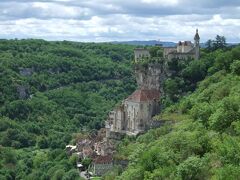 ロカマドール(Rocamadour)。アルズー渓谷の断崖絶壁の頂部に城砦、中ほどに教会群、その下に門前町という三層からなっている。隣村のロスピタレより展望