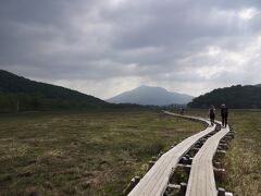 ここからは視野が広がり、木道と尾瀬の一面の湿地帯、遮るもののない爽快さです。