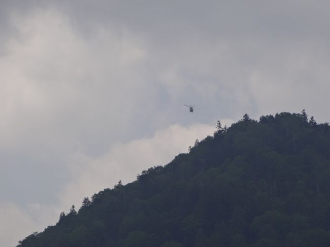 どこからかヘリコプターが飛んできます。人も増えて来ました。