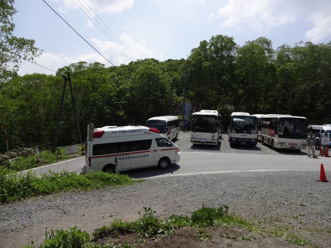 鳩待峠まで車が入れるので、救急車が入ってきました。