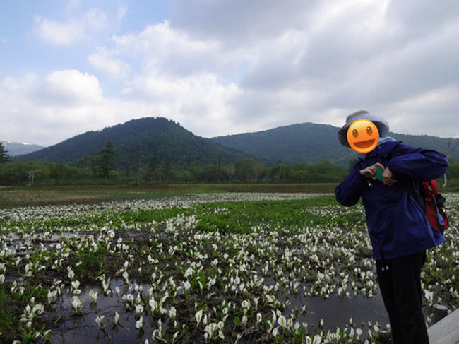 水芭蕉をバックに記念撮影〜この見本園も一周ほぼ1,1キロ、適度な散歩コースです。<br />