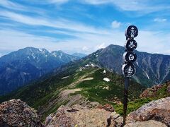 12:38
茶臼岳(標高:2,604m)。
易老渡から標高差1,700mちょっと。
そんな登ってないんだね。
「茶」の字の左すぐ横がこれから登る上河内岳(標高:2,803m)。
そして上河内岳の左に南アルプス南部の三枚看板。
