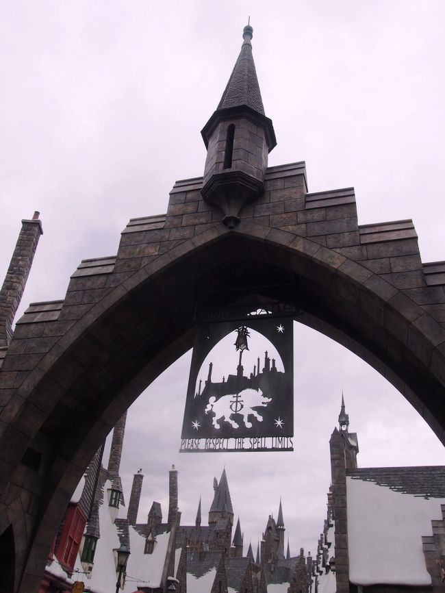 奈良から電車で約１時間のＵＳＪ！！！！！<br /><br />もともと友人と行こうといってたので、上陸。<br /><br />雨はやんだものの、曇り、平日。人はまばら。<br /><br />でもハリポタ人気はどのくらいかは全くわからない。<br /><br /><br />ひとまず入場制限で入れないと凹むので事前に優先入場を購入。<br /><br />ただ、結果的には特に制限もかけておらず入れました♪<br /><br />ＵＳＪの優先予約はお金がかかるから、このシステムは初心者だと全く？？？になるわ。。