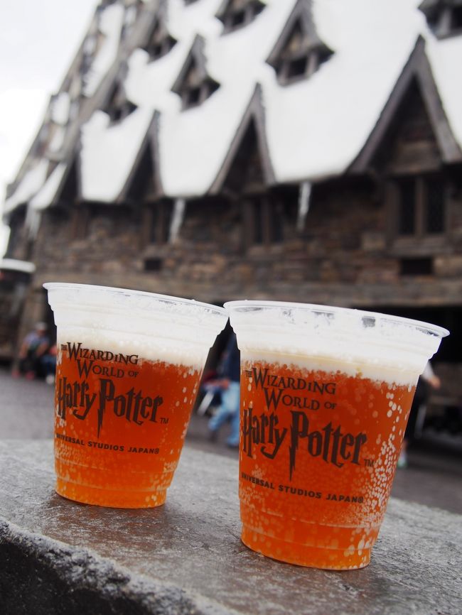 バタービール♪<br />写真のは１杯、６００円。<br /><br />ノンアルコールだからどうなんだ！？と思った呑兵衛な私。<br /><br /><br />甘くて子供にも飲みやすい。<br /><br />しかし、呑兵衛な私。大人の飲み物を知ってしまっている以上、<br />どこか最後の方はつらくなってしまった。<br />ひげもつけてひたすら飲まなくちゃと格闘してました。<br /><br /><br />やっぱ一度は飲んでみる価値はあります♪<br />ハリポタの世界を満喫しなきゃ。