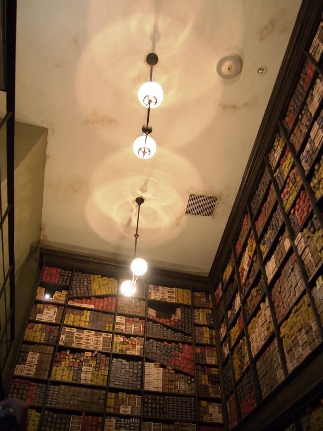 オリバンダーの杖のお店。<br /><br /><br />杖がたくさん。<br /><br />ウォークスルー的なちょっとだけアトラクション。<br /><br />杖は一人ひとり選んでくれないんだね。。<br /><br />当たり前だけど。。。