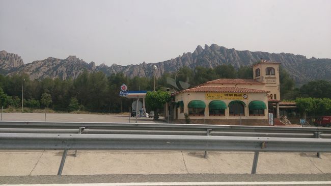 高速を進んで行くと、左手に連なった岩山が見えました。<br /><br />あれがきっとモンセラットの方なのかな〜なんて勝手に想像して<br />そこに行くのもやめにしました。