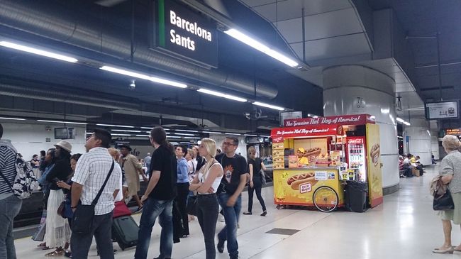 無事にレンタカーを返してバルセロナサンツ駅から宿の近くまで行きます。