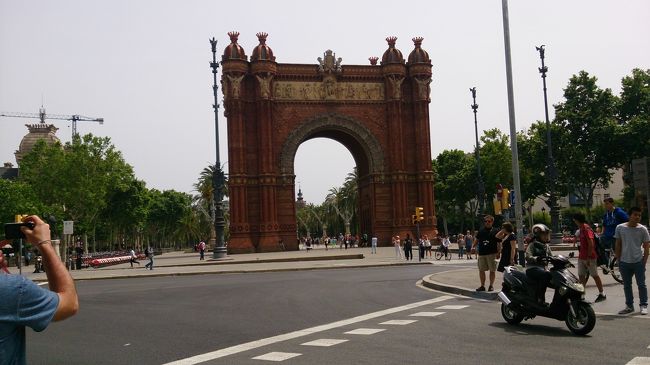 Arc De Triomf 素晴らしい凱旋門でした。<br />観光客は皆カメラを構えています。