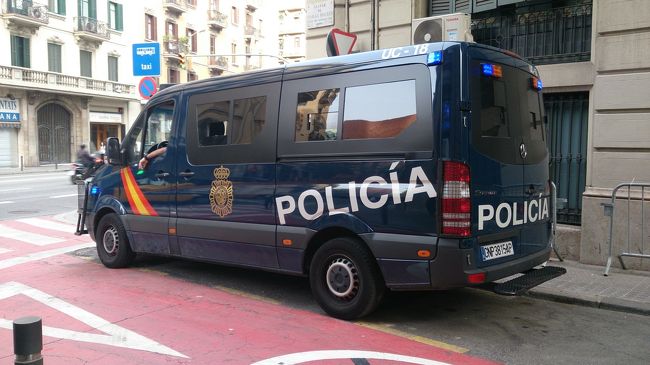 ワンボックスの警察車両<br /><br />警備をしていると言うより、車の中で一休みしている感じ。<br />日本の警察官とは大違いです。<br /><br />日本が厳しいのかな・・・？