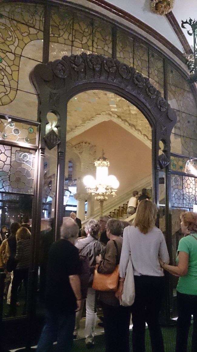 開場時間近くになるとお客さんが続々と入って行きます。