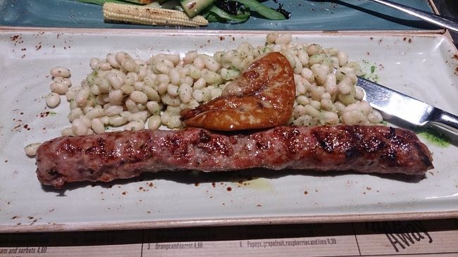 オーダーしたもの<br /><br />ビーンズが多すぎて食べ切れません。<br /><br />ケバブの上に大きなフォアグラ、これも食べ切れない！<br />