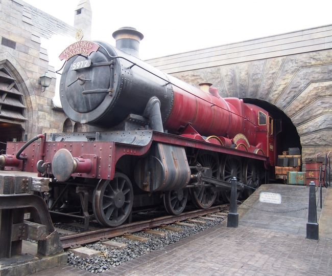 このホグワーツ特急、ハリポタのエリアの最初出迎えてくれるんだよね。<br /><br />