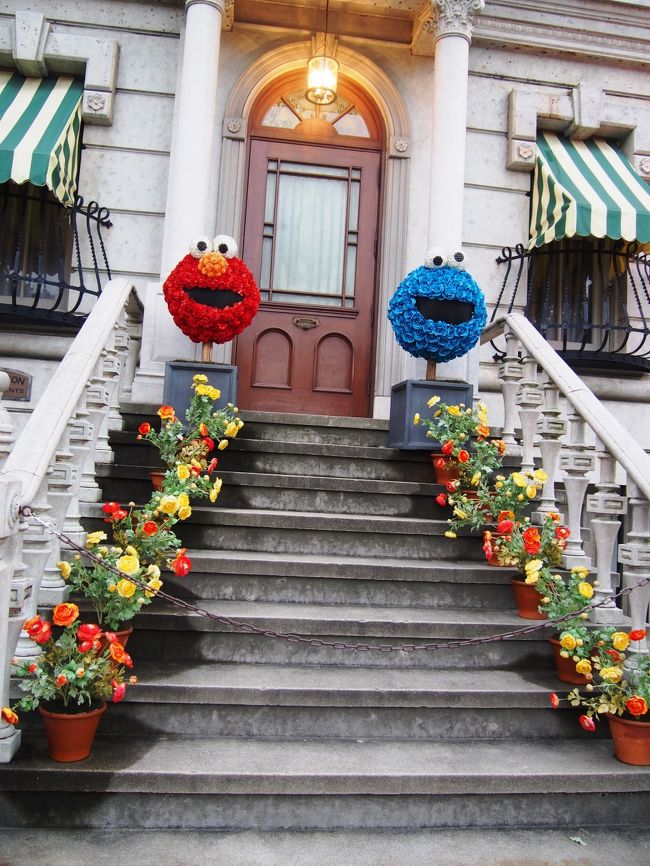 ハリポタエリア以外は、イースター関係の装飾があったりしました。<br /><br />しかし、なんだかんだ３回目の来園。<br /><br /><br />今回が一番キャストさんとたくさんしゃべった感。<br /><br />なんだろう。キャストさんがディズニー並みに声掛け運動してた。<br /><br />そしてやはり平日だったからか、外国人観光客（アジア系）の方が多い。若者１０代、２０代が多い。<br /><br />ＵＳＪの前にユニバーサルホテルができるようだし、<br />よりＵＳＪを楽しむための工夫をこれからしていくんだろうなということとともに、結構いいなと思ったのが、ベンチが多い。<br /><br />友人曰くパレードは、、、、とのことだったので、夜までがっつりはいなかったのですが、どんな業界、どんな場所もどう楽しんでもらうか模索しているイメージがありました。<br />ともあれ、私は楽しめました♪<br />とことん♪<br />