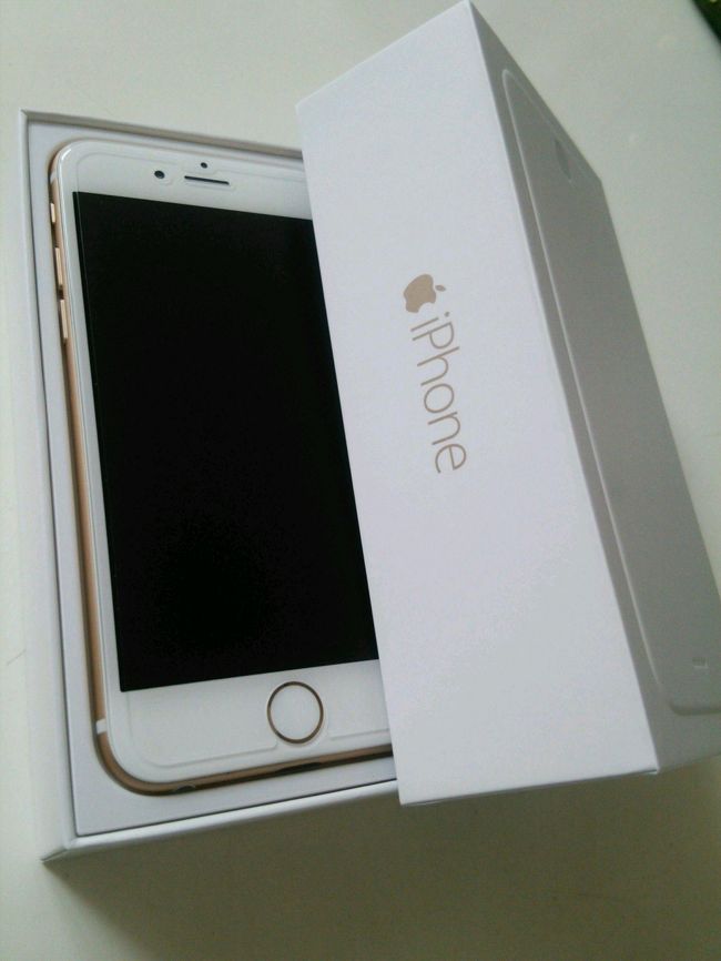 出発3日前。<br />iPhone6購入〜♪<br />ソフトバンクでやってるアメリカ放題でwifiを借りなくても定額で安く通話ができて便利って!<br />でもね私のじゃない〜。<br />一足先にホノルル滞在している主人のもの。<br /><br />完全防水している(たぶん)iPhone6をサーフィンするときに持っていき、海に流されて海底へ(>_<)<br />一緒に居る会社のメンバーから連絡があり知ることに・・・。<br />4月に購入したばかりだというのに、私なら海の中には絶対持っていかない〜。<br /><br />海に流されてしまったから、買わなくてはいけなくなったものの、本人ではないので委任状(本人の手書きのマネ→本当はダメですよ!)と住民票記載事項証明書をソフトバンクショップへ持っていき、私が家族で怪しいものではないことを確認したもらい、無事購入。<br />いや〜エライ出費、でも電話がないと今後困るしね。<br />これを私がホノルルまでお届け〜(>_<)<br /><br />私がこのiPhone6を届けるあいだ主人との連絡は、iPadを持っていたのでwifiを利用してLINEとFBのMessengerで何とか連絡が取れていました。<br />iPadで通話もしていましたよ!<br />