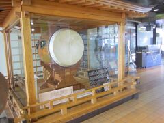 一ノ関駅に到着。新幹線改札階には地元の伝統工芸などが飾られてました。