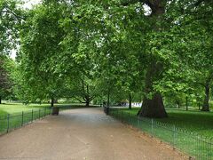 すぐに緑豊かな公園があります。
ホテルから徒歩３分ぐらい
