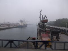 霧の中ホテルを出て
ポルト市内観光に出ます
マトジニッシュの港湾